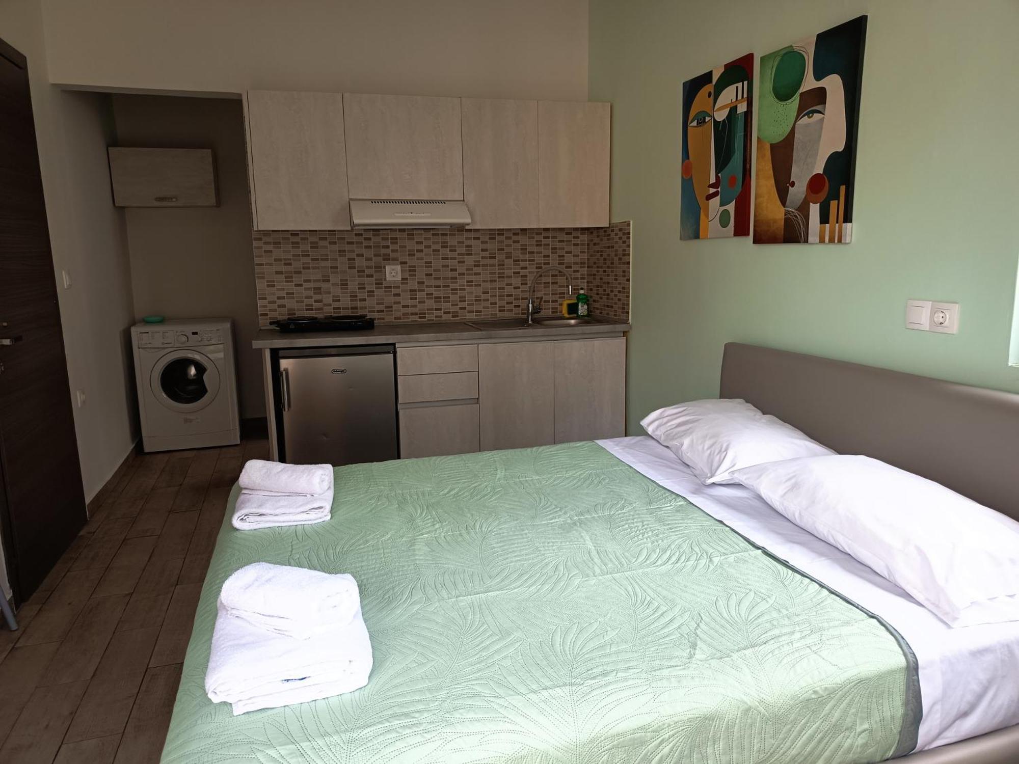 Lilian'S Seaview-Party Street-Youth Studios Rhodes City Room photo